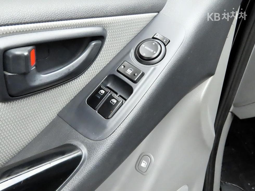 Hyundai Grand Starex12-seater Wagon CVX Luxury - 11