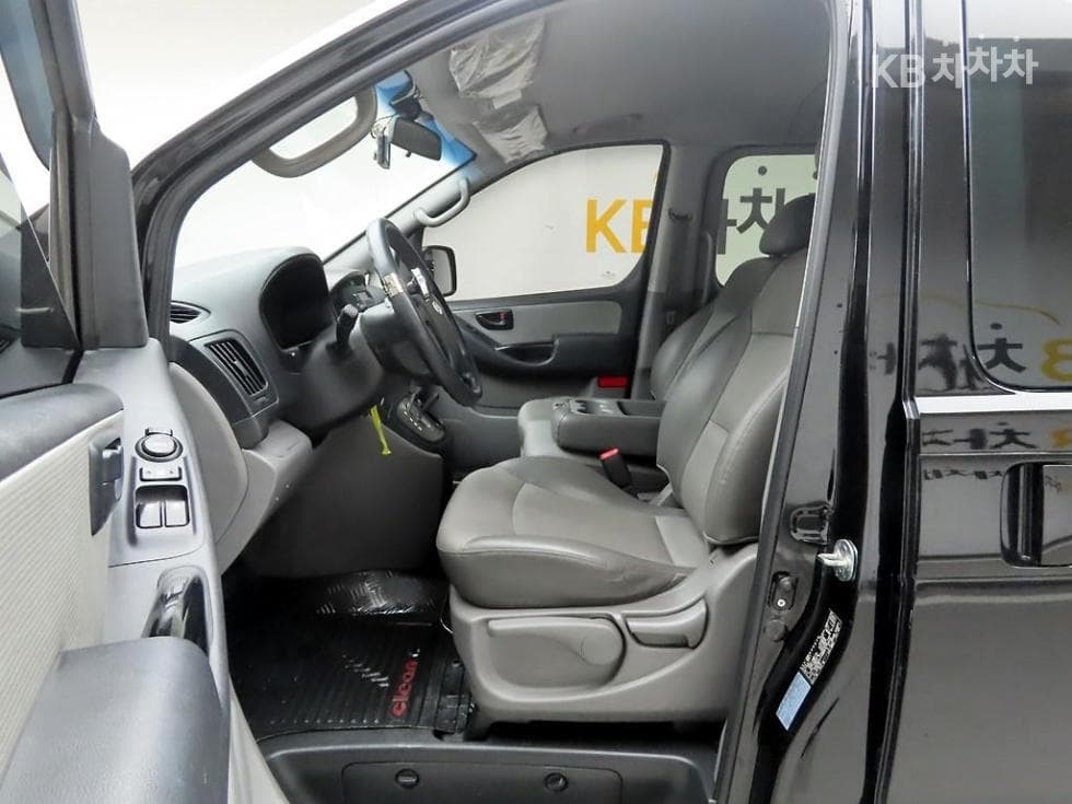 Hyundai Grand Starex12-seater Wagon CVX Luxury - 13
