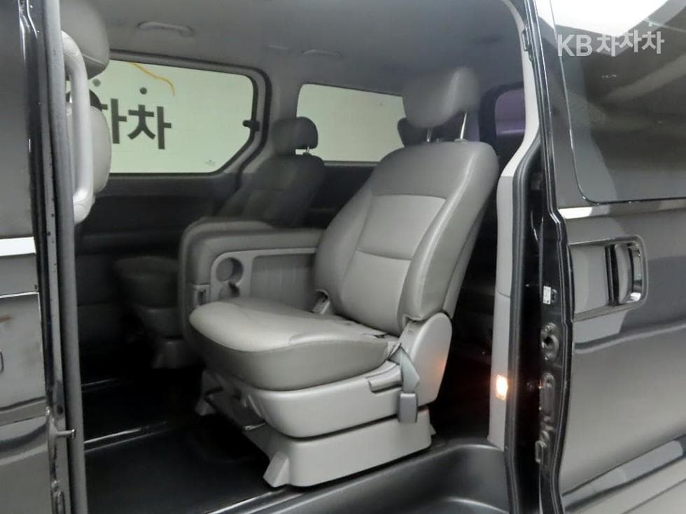 Hyundai Grand Starex12-seater Wagon CVX Luxury - 14