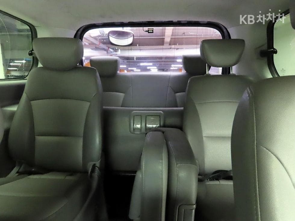 Hyundai Grand Starex12-seater Wagon CVX Luxury - 15