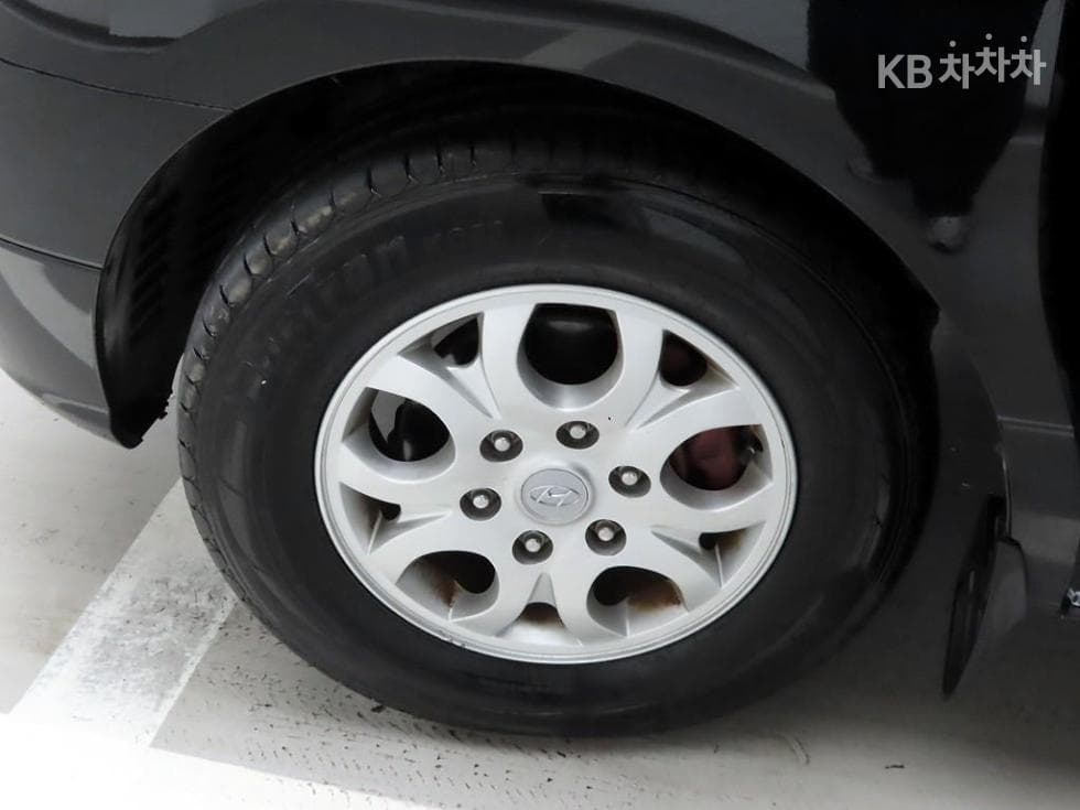 Hyundai Grand Starex12-seater Wagon CVX Luxury - 18