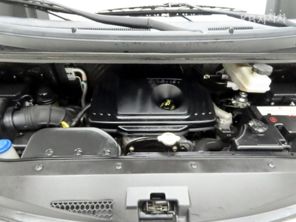 Hyundai Grand Starex12-seater Wagon CVX Luxury - 19