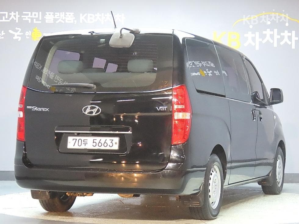 Hyundai Grand Starex12-seater Wagon CVX Smart - 2