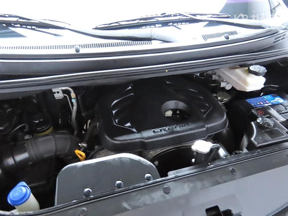 Hyundai Grand Starex12-seater Wagon CVX Smart - 7