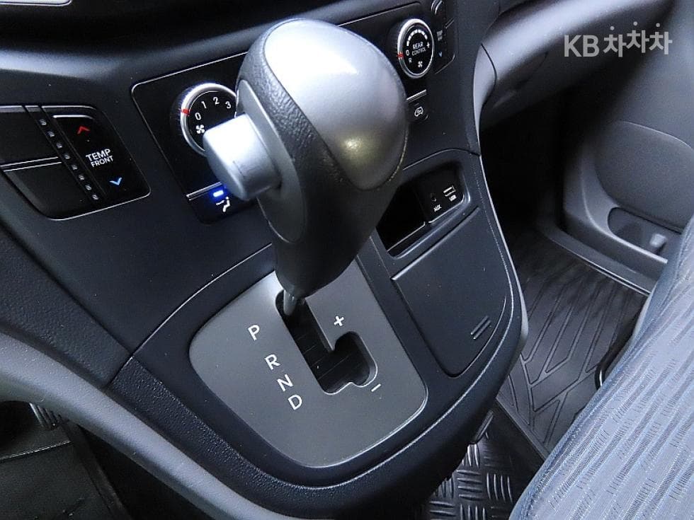 Hyundai Grand Starex12-seater Wagon CVX Smart - 9