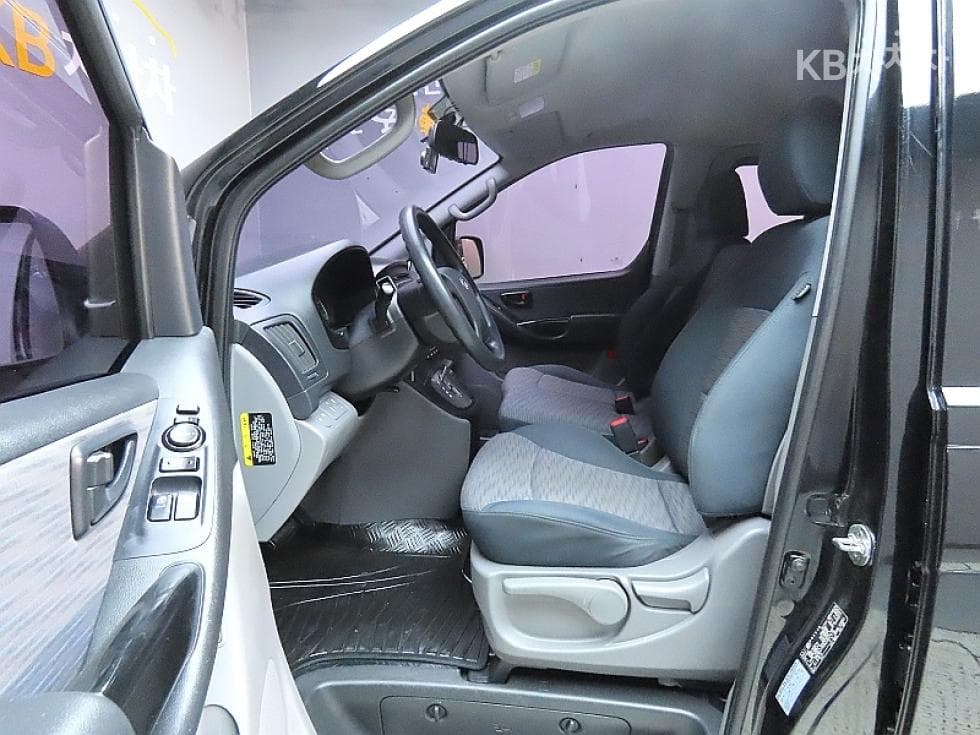 Hyundai Grand Starex12-seater Wagon CVX Smart - 10