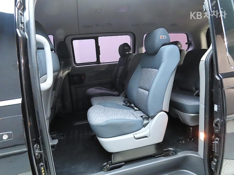Hyundai Grand Starex12-seater Wagon CVX Smart - 11