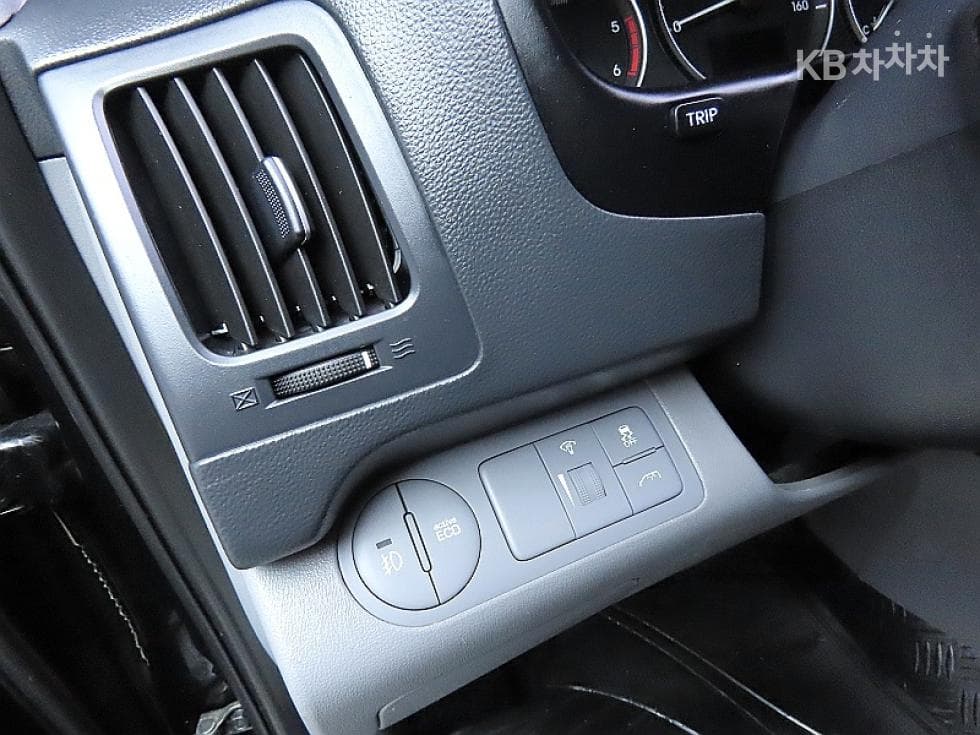 Hyundai Grand Starex12-seater Wagon CVX Smart - 13