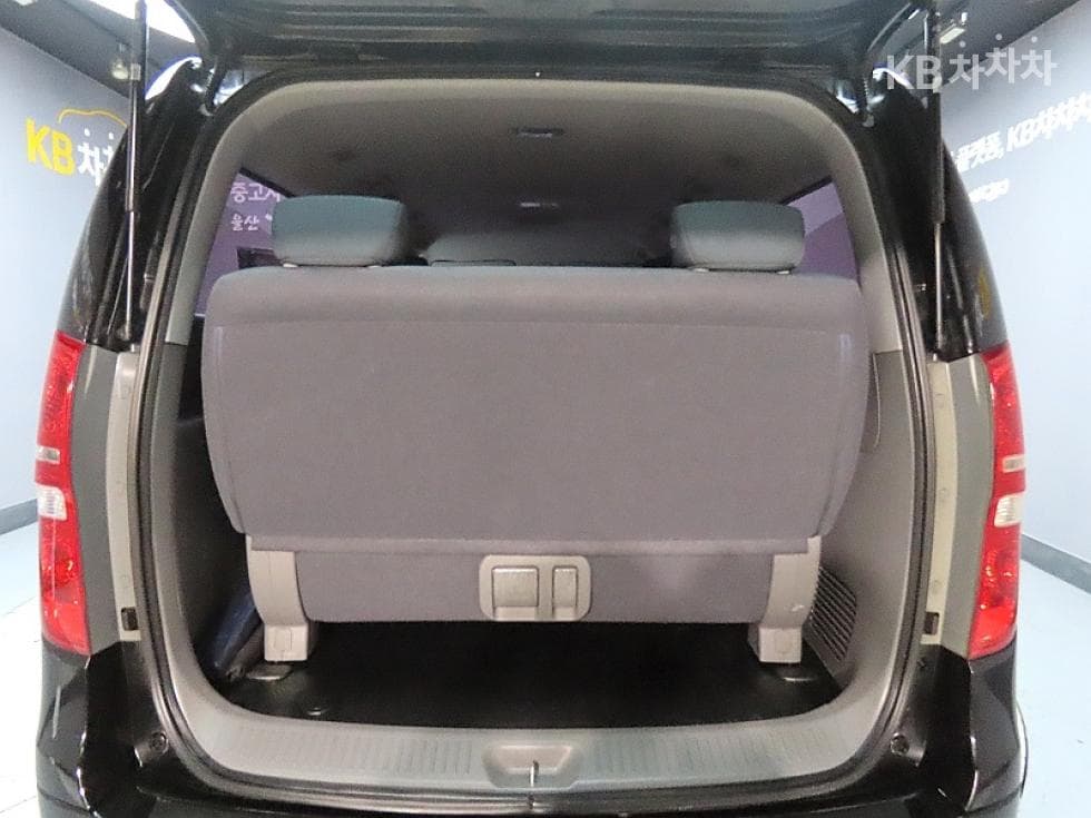 Hyundai Grand Starex12-seater Wagon CVX Smart - 19
