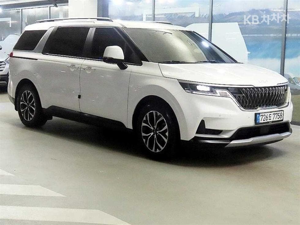 Kia Carnival 4th generation D2.2 11-seater Prestige - Image 1