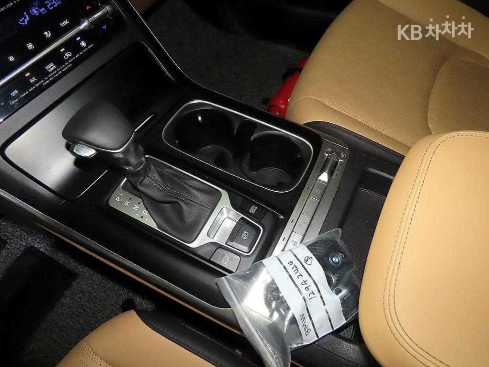 Kia Carnival 4th generationD2.2 11-seater Prestige - 12