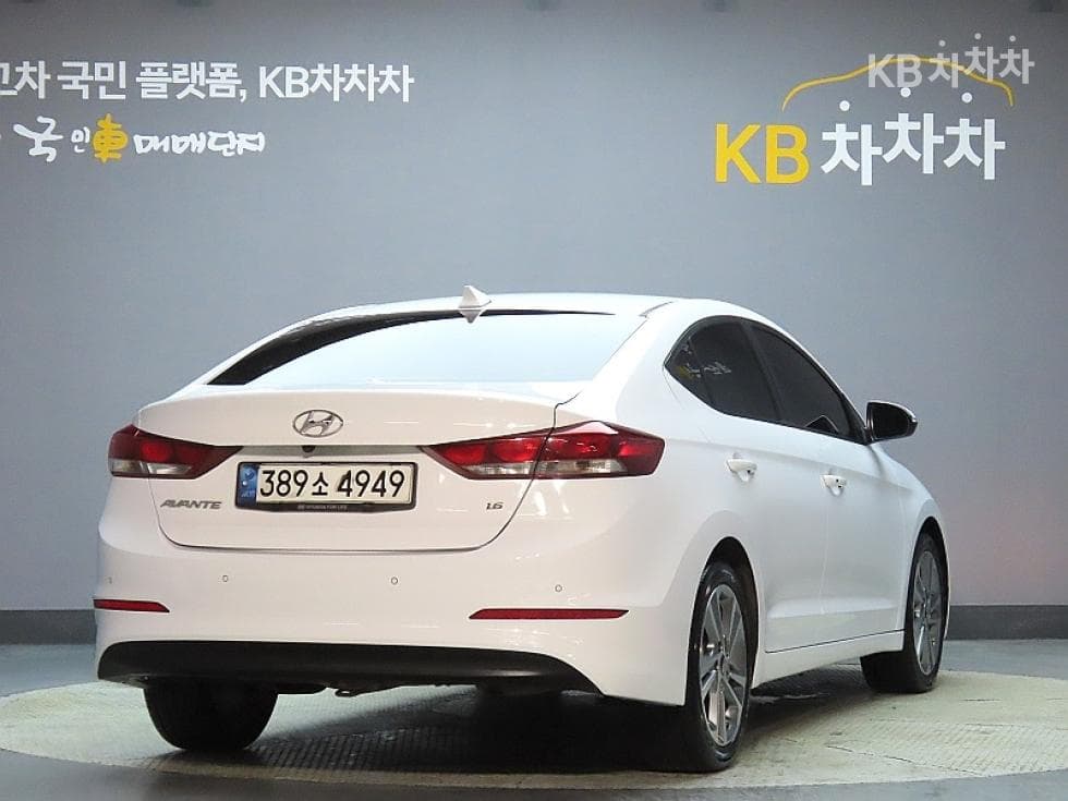 Hyundai Avante (Elantra)AD1.6 GDi Value Plus - 2