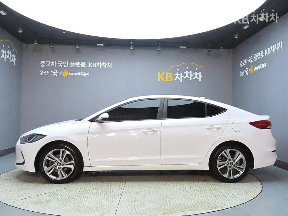 Hyundai Avante (Elantra)AD1.6 GDi Value Plus - 5