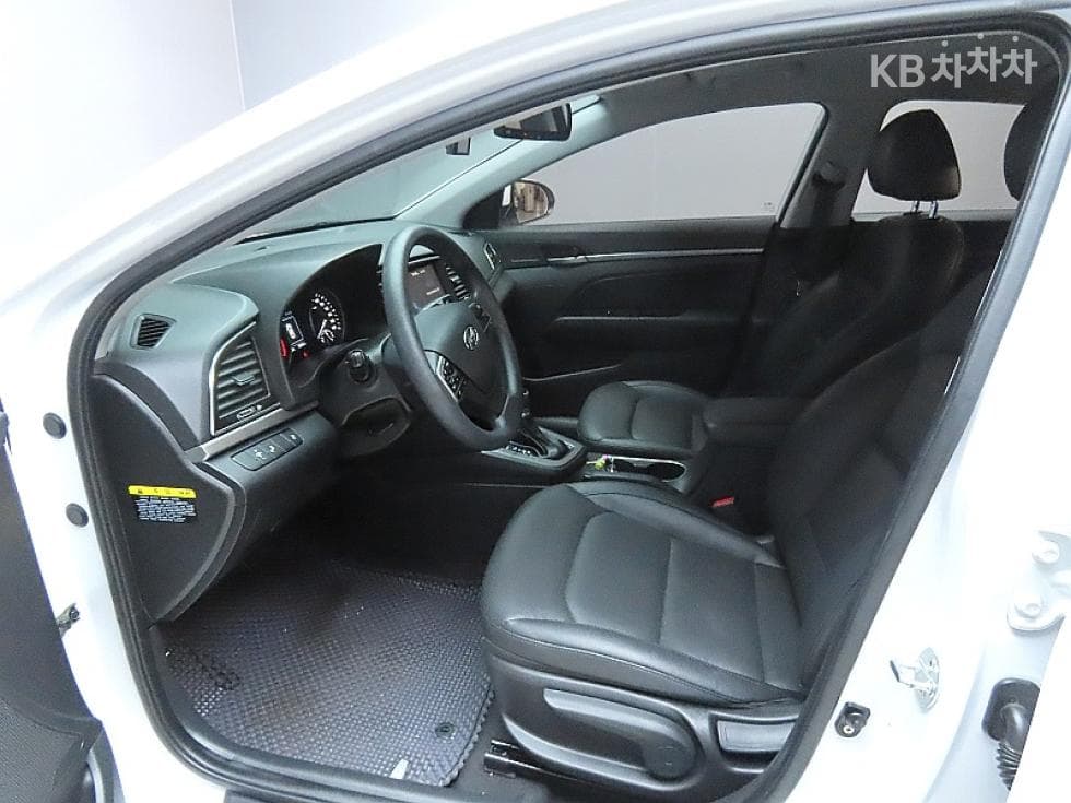 Hyundai Avante (Elantra)AD1.6 GDi Value Plus - 10