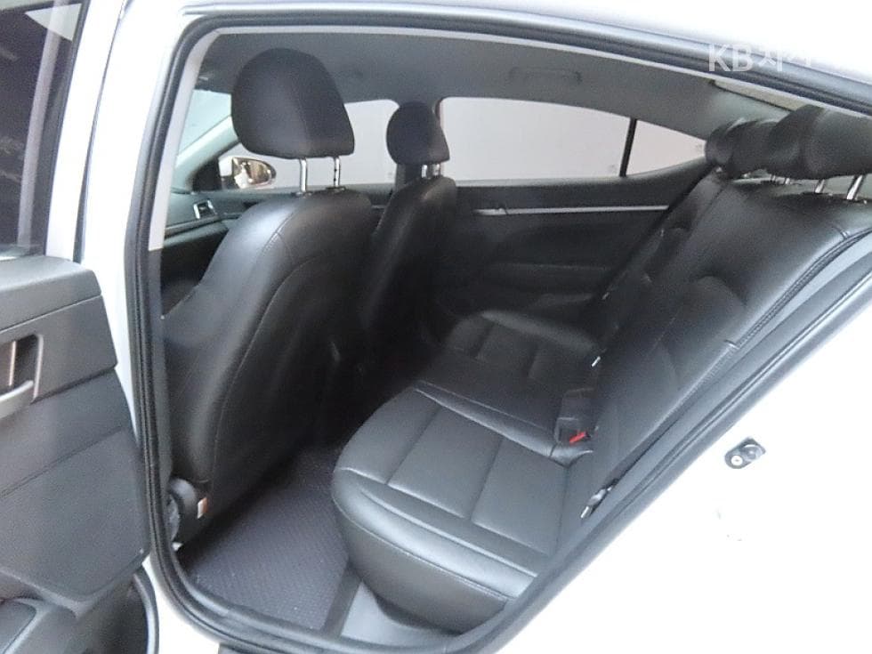 Hyundai Avante (Elantra)AD1.6 GDi Value Plus - 11