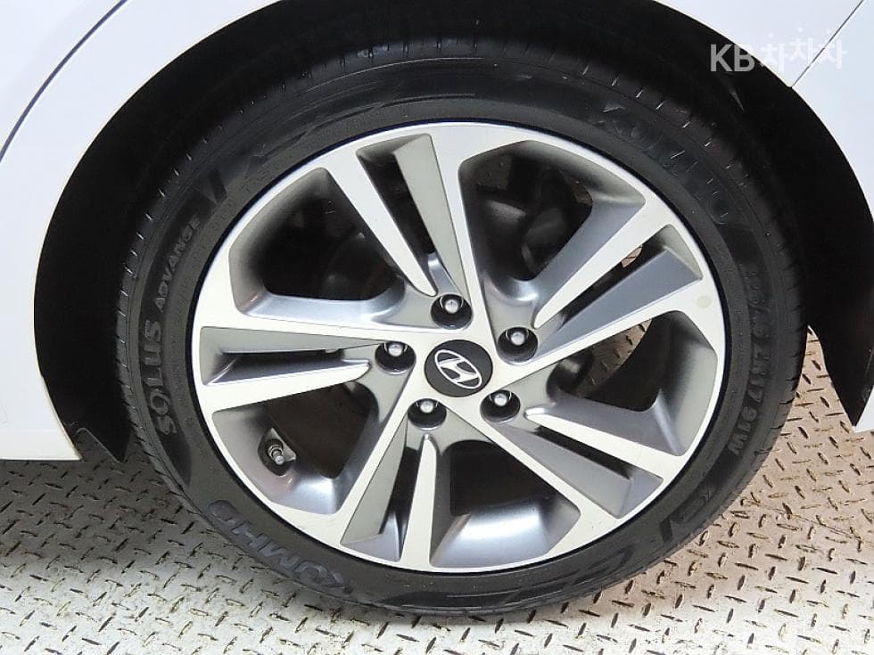 Hyundai Avante (Elantra)AD1.6 GDi Value Plus - 20