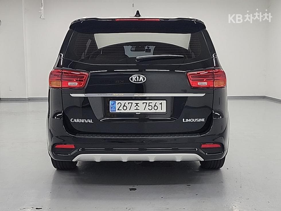 Kia The New (facelift) Carnival7-seater (Limousine) 2.2 Diesel Limousine President - 3
