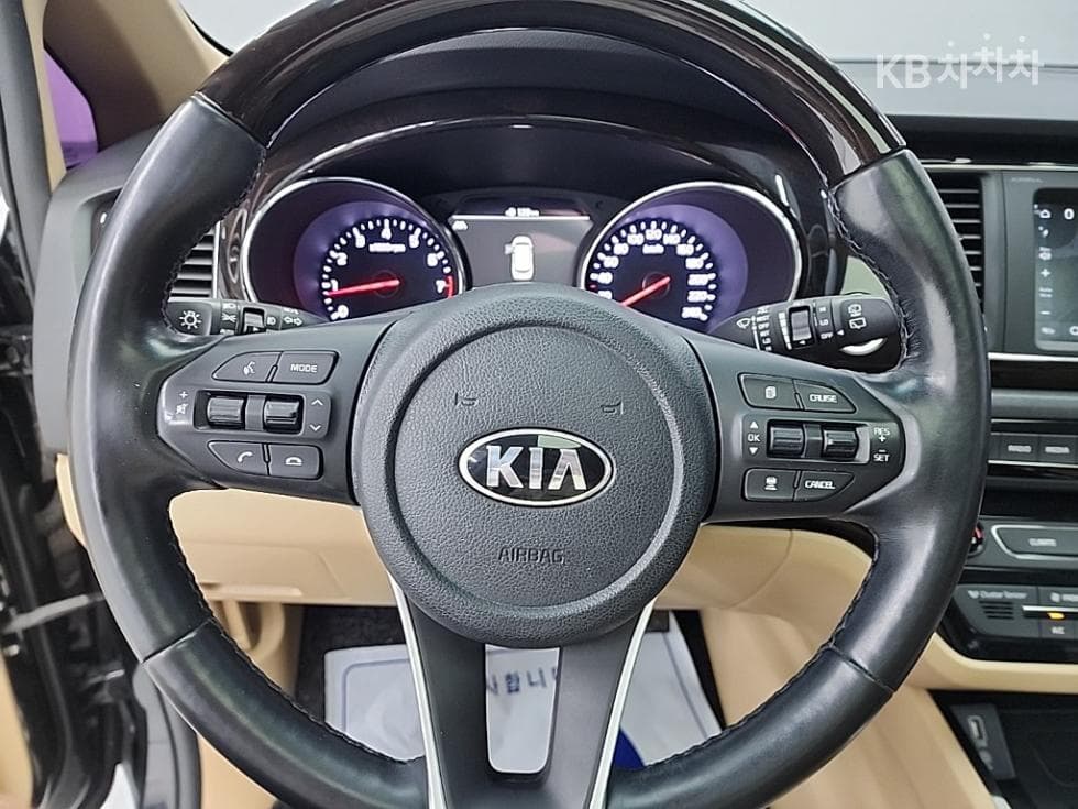 Kia The New (facelift) Carnival7-seater (Limousine) 2.2 Diesel Limousine President - 9