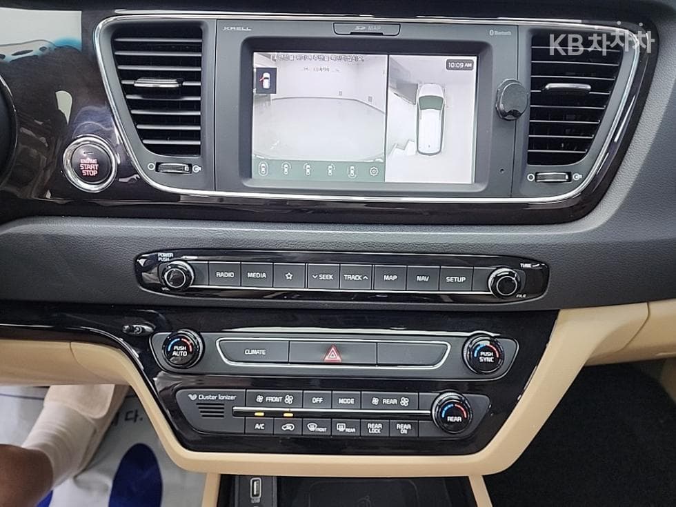 Kia The New (facelift) Carnival7-seater (Limousine) 2.2 Diesel Limousine President - 10