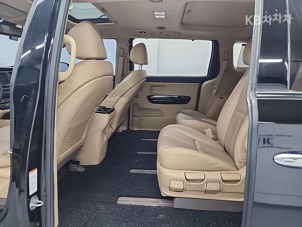 Kia The New (facelift) Carnival7-seater (Limousine) 2.2 Diesel Limousine President - 12
