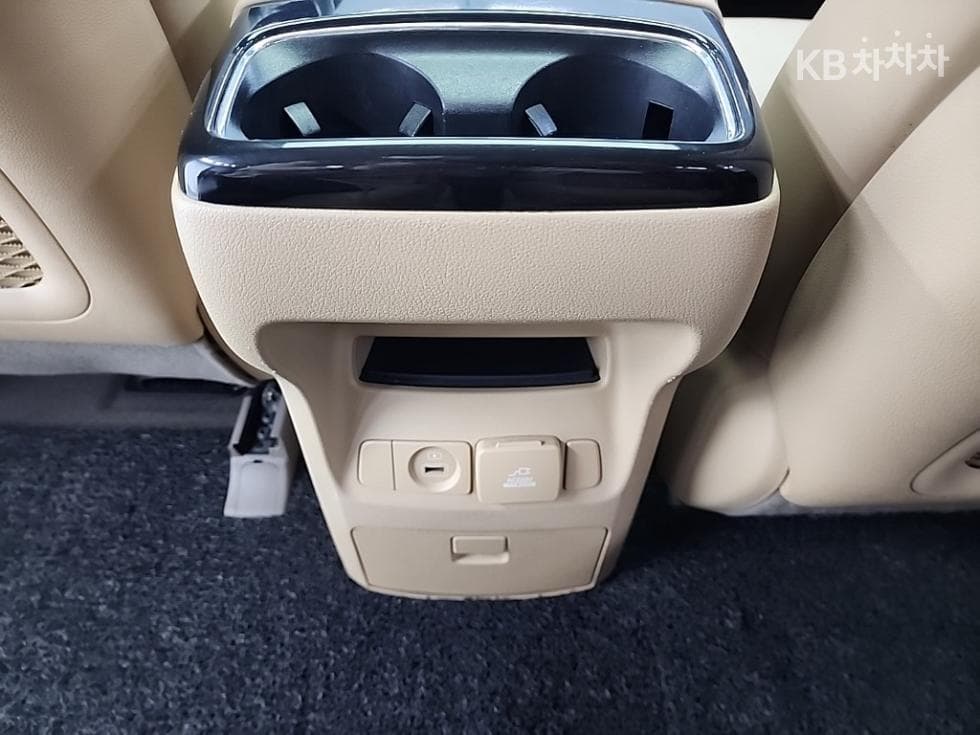Kia The New (facelift) Carnival7-seater (Limousine) 2.2 Diesel Limousine President - 13