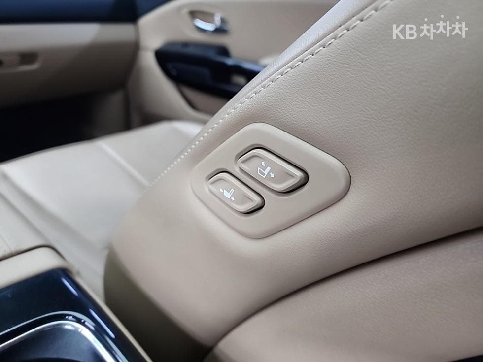 Kia The New (facelift) Carnival7-seater (Limousine) 2.2 Diesel Limousine President - 14