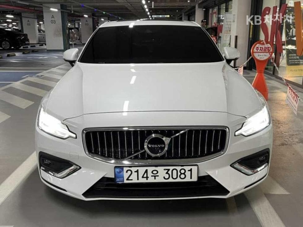 Volvo S60 3-토 поколение2.0 B5 Inscription - 2