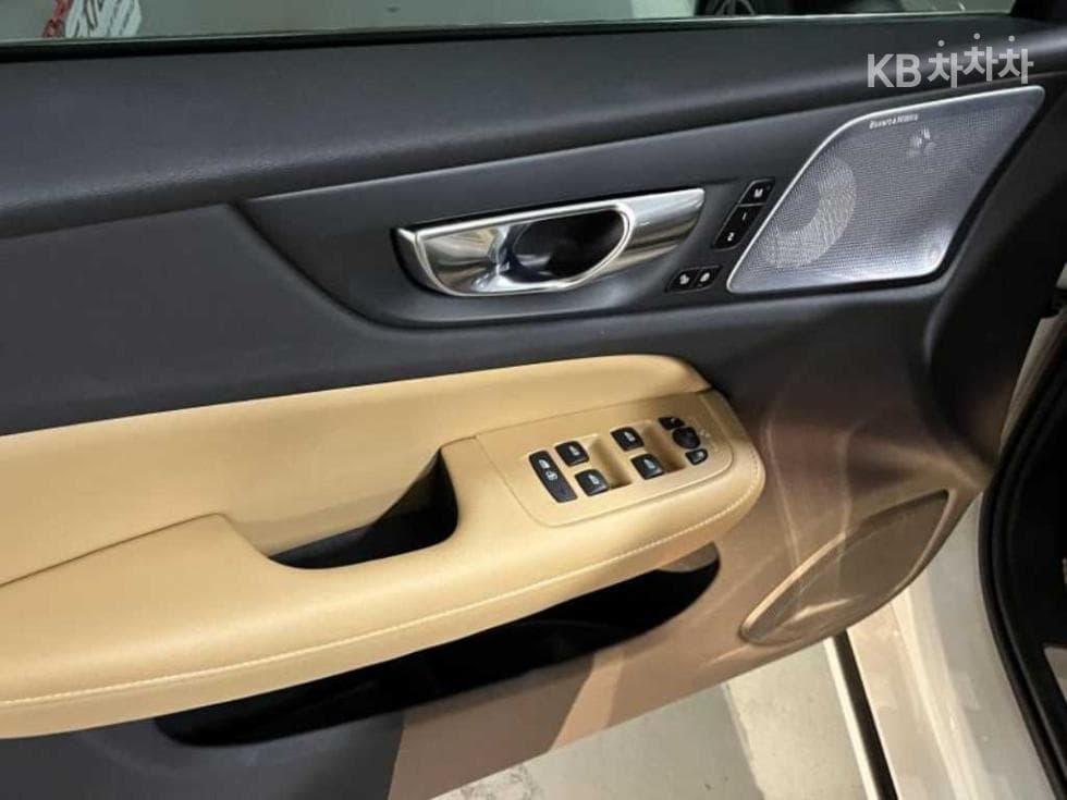 Volvo S60 3-토 поколение2.0 B5 Inscription - 12