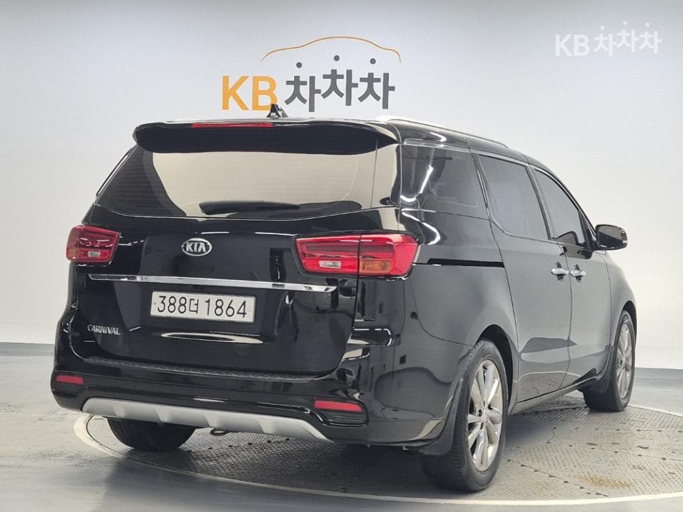 Kia The New (facelift) Carnival9-seater 2.2 Diesel Prestige - 3