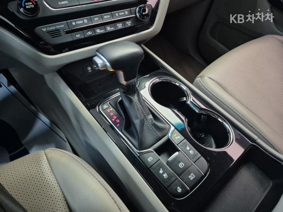 Kia The New (facelift) Carnival9-seater 2.2 Diesel Prestige - 8