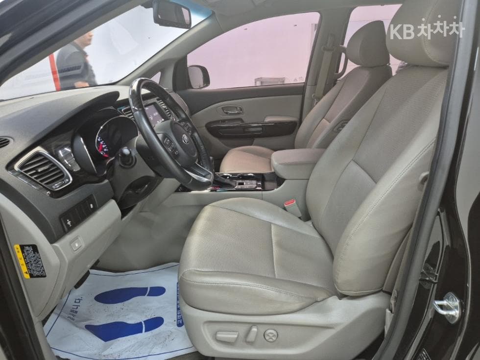 Kia The New (facelift) Carnival9-seater 2.2 Diesel Prestige - 11