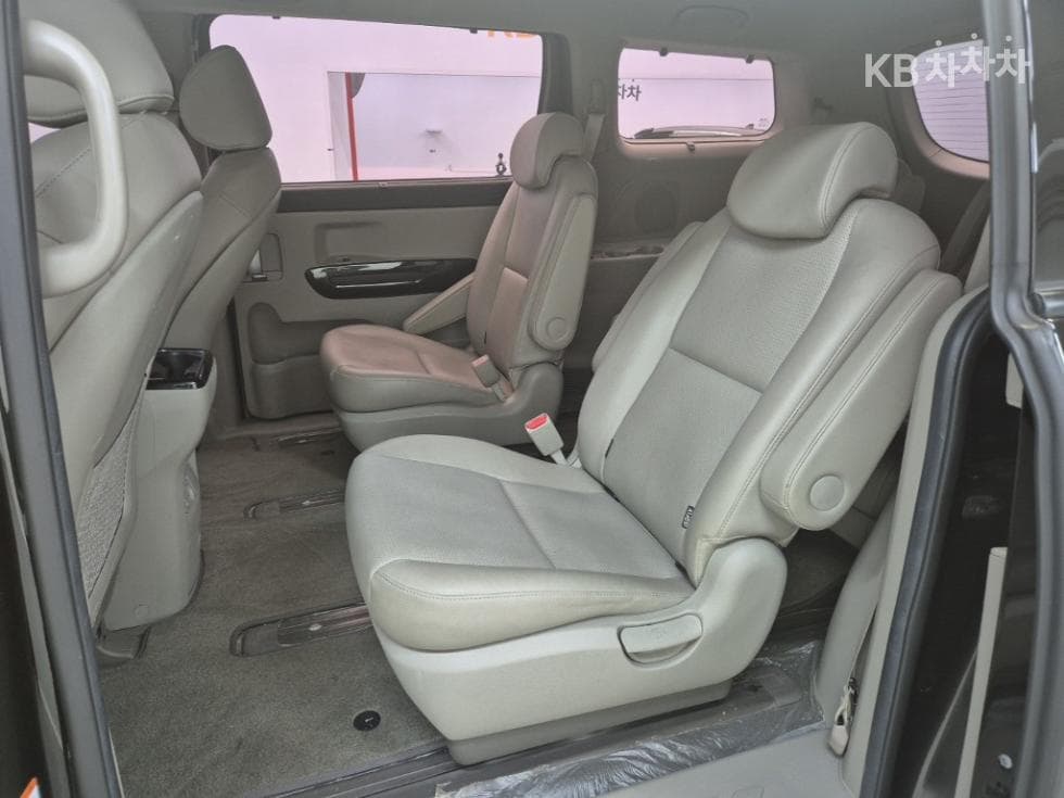 Kia The New (facelift) Carnival9-seater 2.2 Diesel Prestige - 12