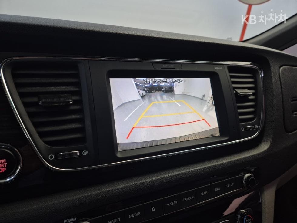Kia The New (facelift) Carnival9-seater 2.2 Diesel Prestige - 13