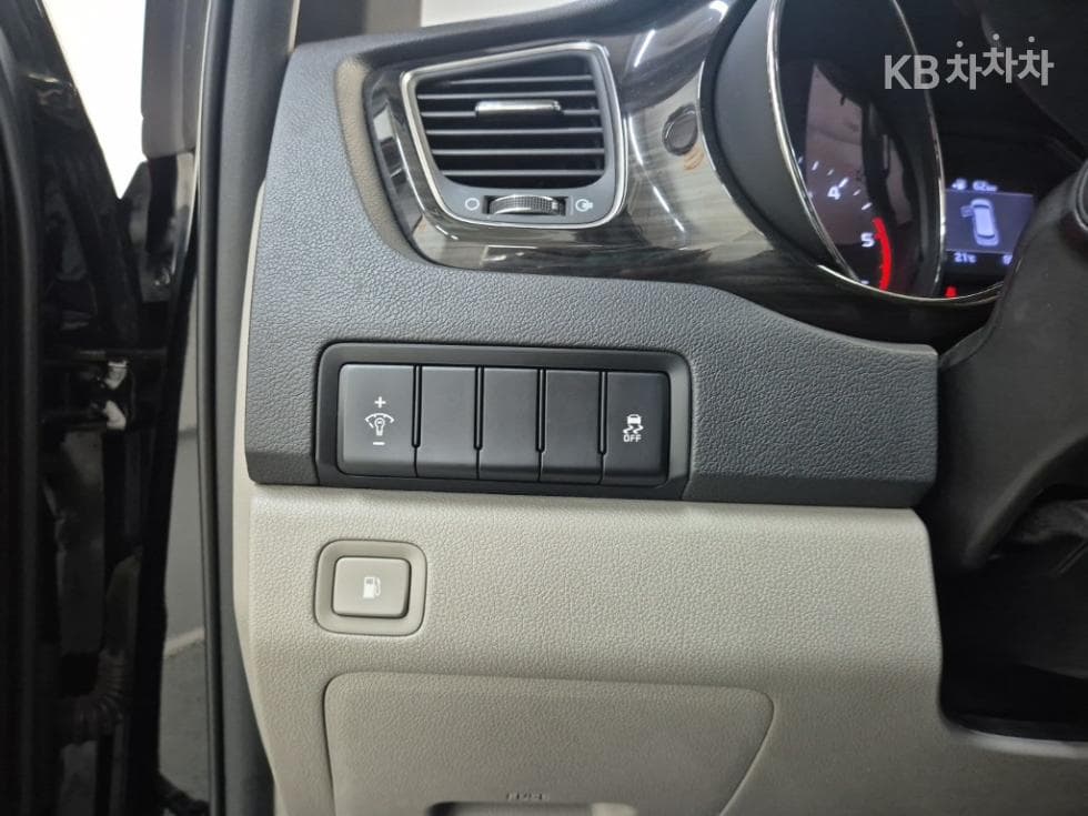 Kia The New (facelift) Carnival9-seater 2.2 Diesel Prestige - 16