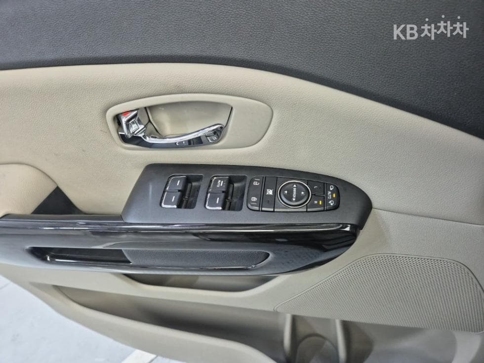 Kia The New (facelift) Carnival9-seater 2.2 Diesel Prestige - 17