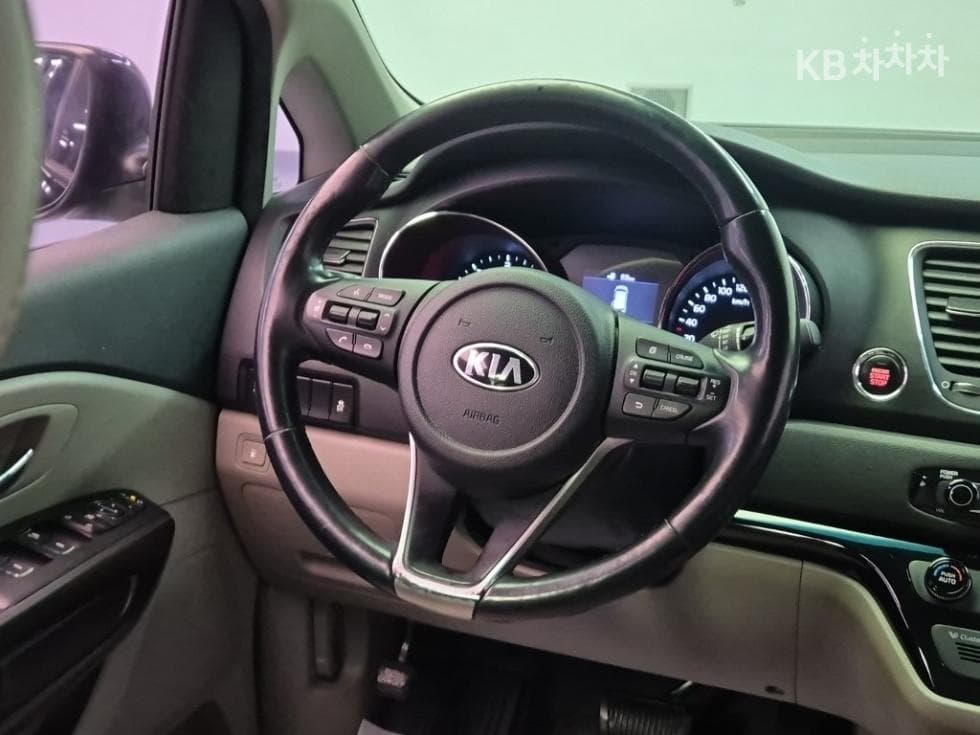 Kia The New (facelift) Carnival9-seater 2.2 Diesel Luxury - 9