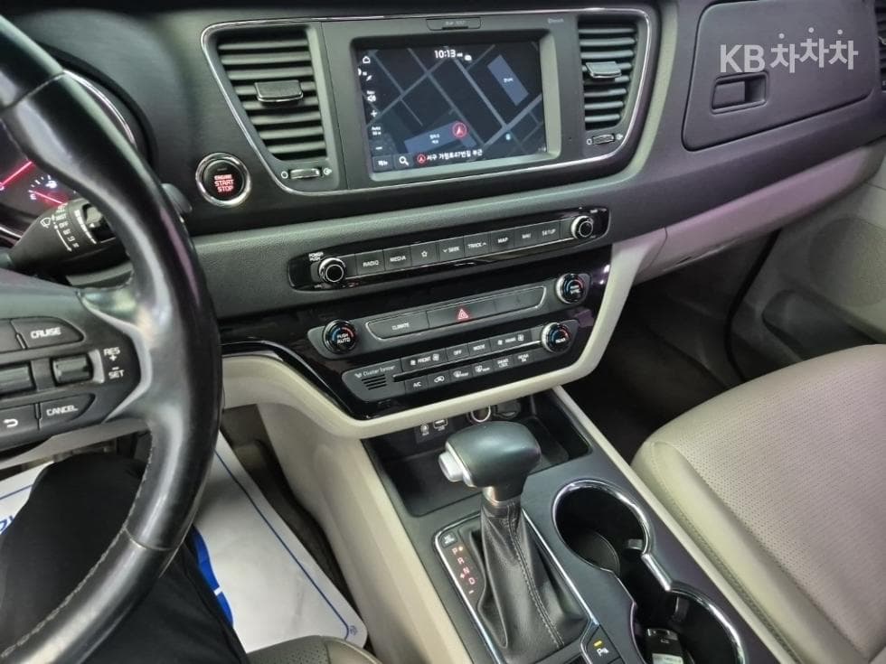 Kia The New (facelift) Carnival9-seater 2.2 Diesel Luxury - 10