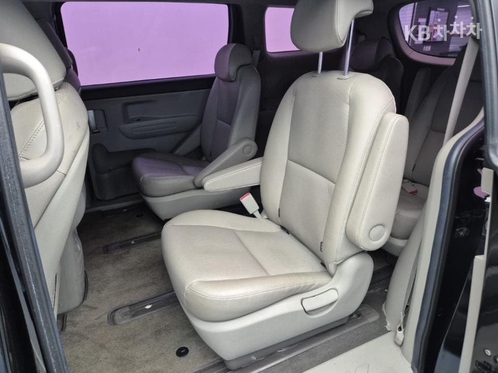 Kia The New (facelift) Carnival9-seater 2.2 Diesel Luxury - 12