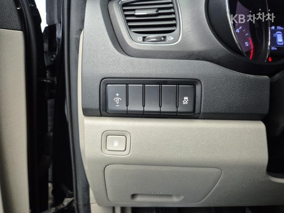 Kia The New (facelift) Carnival9-seater 2.2 Diesel Luxury - 17