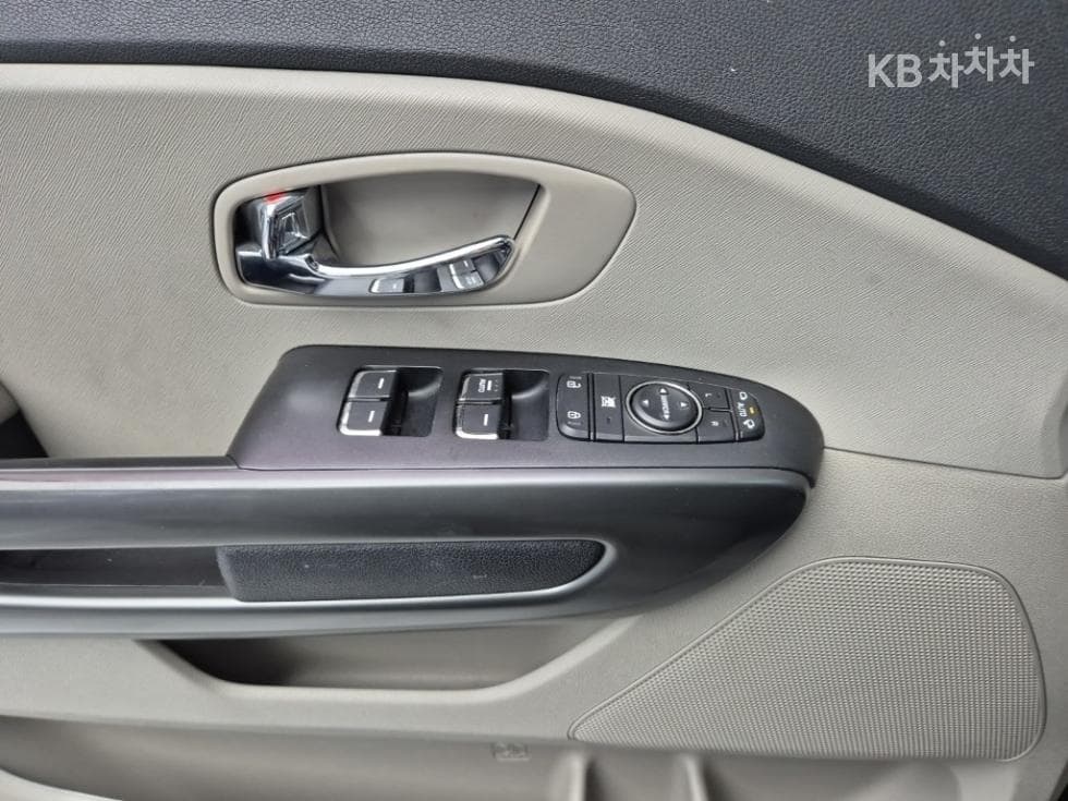 Kia The New (facelift) Carnival9-seater 2.2 Diesel Luxury - 18