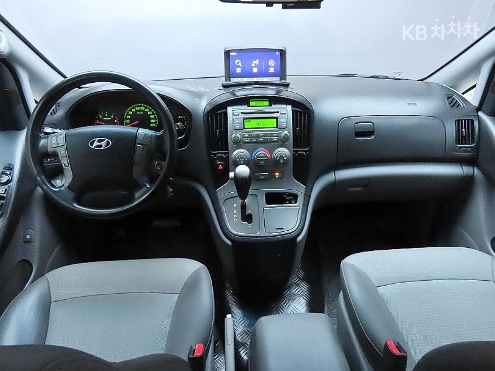 Hyundai Grand Starex5-seater Van CVX Premium - 6