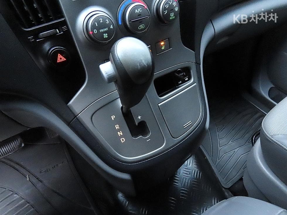 Hyundai Grand Starex5-seater Van CVX Premium - 9