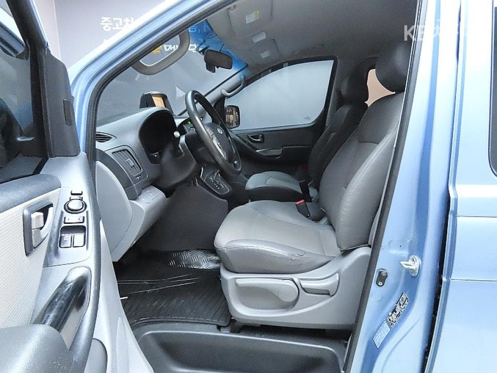 Hyundai Grand Starex5-seater Van CVX Premium - 10