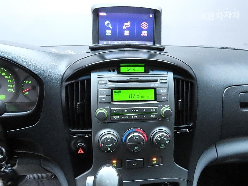 Hyundai Grand Starex5-seater Van CVX Premium - 17