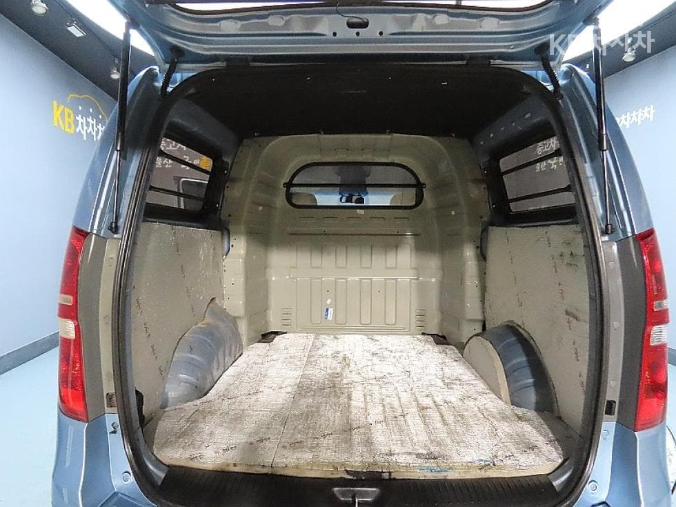 Hyundai Grand Starex5-seater Van CVX Premium - 19