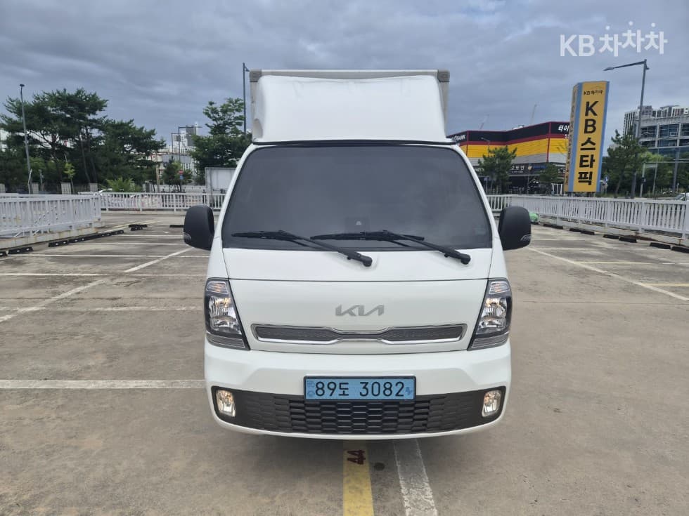 Kia The New (facelift) Bongo 3 (light truck) EV Box Truck 1 Ton Plus형 King Cab Extra Long Standard - Image 1