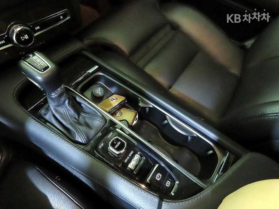 Volvo All New XC90D5 Momentum - 12