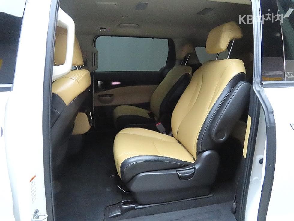 Kia Carnival 4th generationG3.5 GDI 9-seater Signature - 11