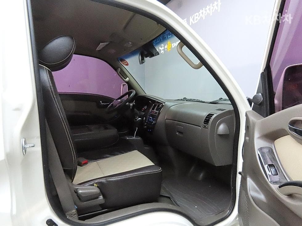 Hyundai Porter 2Extra Long Double Cab CRDi Premium - 10