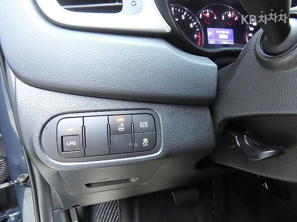 Kia All New Carens2.0 LPi Prestige 7-seater (Limousine) - 12